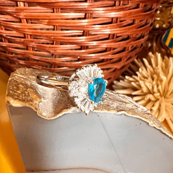 Heirloom Pear Cut Blue Topaz Cocktail Ring Size 8.25 - Picture 6 of 6